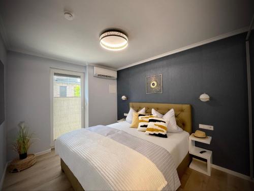 格洛韦Villa Am Meer Glowe Apartment EG的一间卧室配有一张大床和枕头