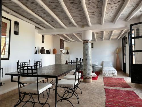 马拉喀什里亚德雨果摩洛哥传统庭院住宅旅馆的一间带桌椅的用餐室