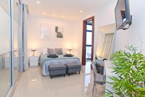 蓬塔穆赫雷斯Luxury Villa Punta Mujeres的一间卧室,卧室内配有一张床和一把椅子