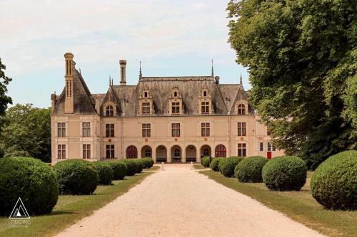 塞莱特Lodg'ing Nature Camp Châteaux de la Loire的一座古老的城堡,前面有一条小径