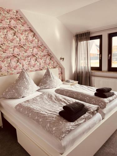 吉夫霍恩Zum Deutschen Heinrich的一间卧室配有两张带枕头的床。
