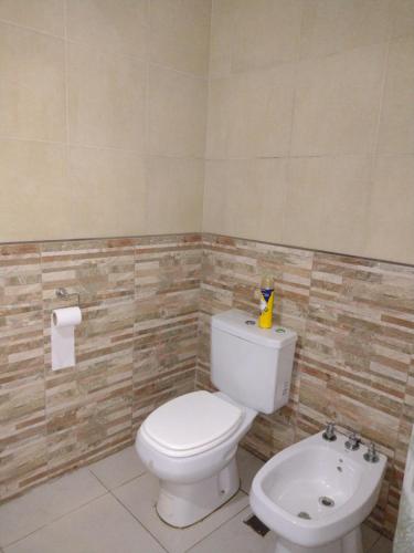 拉斐拉Casa de campo Los Cardenales的浴室配有白色卫生间和盥洗盆。