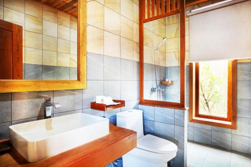 森莫诺隆KNN Luxury Hill的一间带水槽和卫生间的浴室
