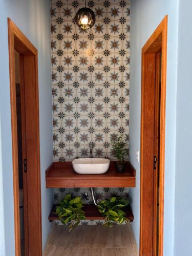 多明戈斯马丁斯Recanto da Roca的一个带水槽的墙壁浴室