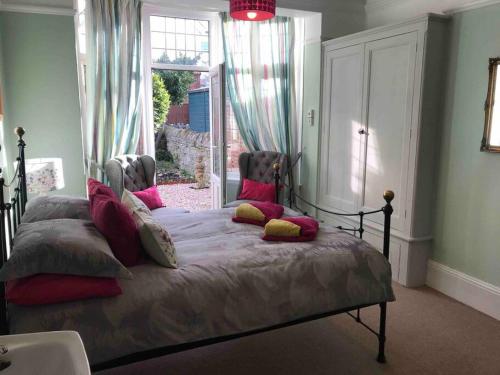 斯沃尼奇Brook Lodge的卧室配有带枕头的床铺和窗户。