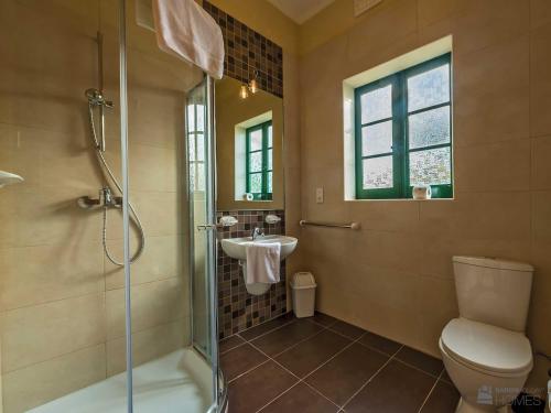 萨奈特Casetta Menzja Semi Detached Bungalow的带淋浴、卫生间和盥洗盆的浴室