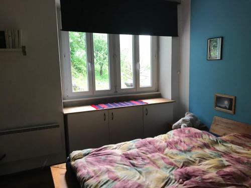 AcquarossaCasa Mary的一间卧室设有一张床和一个窗口