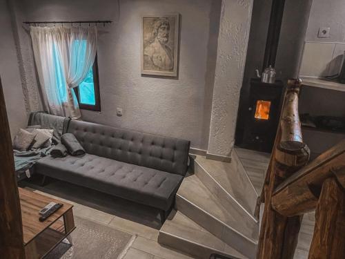 尼尔斯吉尼Villa Olga studios的客厅配有沙发和桌子