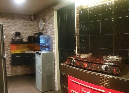 伊穆斯Billgren House的厨房配有炉灶和小冰箱