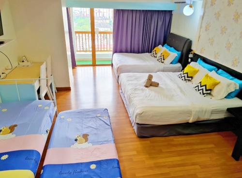 八打灵再也Exclusive Family Suites 5-6 Pax @ Sunway Pyramid的一间客房内配有两张床的房间
