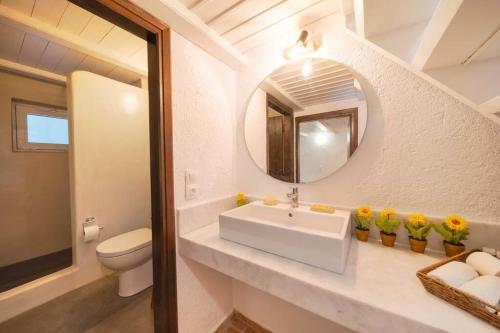 斯塔里斯Waterside Escape的白色的浴室设有水槽和镜子