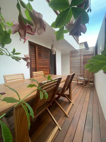 杰里科科拉Novo Apê Fabiano的一间设有木桌和一些植物的用餐室
