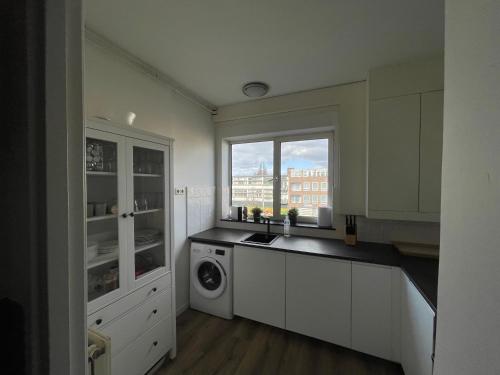 阿纳姆Appartement Arnhem的厨房配有水槽和洗衣机