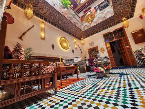 非斯Riad Dar Kassim的大房间设有天花板和瓷砖地板