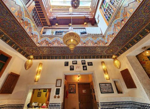 非斯Riad Dar Kassim的吊灯的建筑物中的华丽天花板