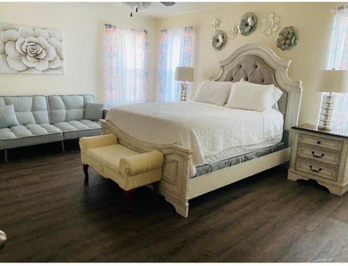 基林Cozy5star的一间卧室配有一张床、一把椅子和一张沙发