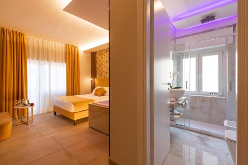 罗马AlbaDea Suites&Jacuzzi的一间酒店客房 - 带一张床和一间浴室