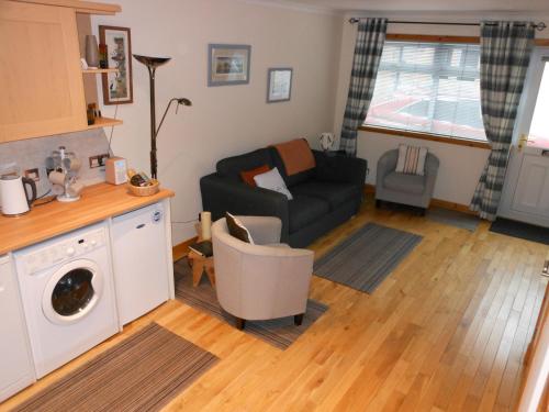 柯克沃尔Orkneyinga的客厅配有沙发和椅子