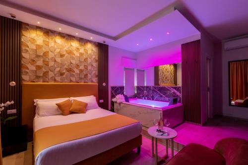罗马AlbaDea Suites&Jacuzzi的一间卧室配有一张床、一个水槽和紫色照明