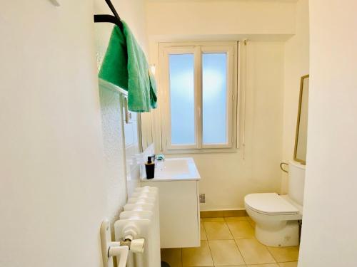 圣纳泽尔Le Joly Cocon-Proche mer-wifi-fibre的一间带水槽和卫生间的浴室以及窗户。