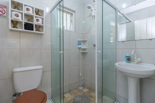 莫雷蒂斯Recanto do sossego!!的带淋浴、卫生间和盥洗盆的浴室