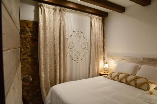 滨海托萨Can Senio 1的卧室配有白色的床和窗帘