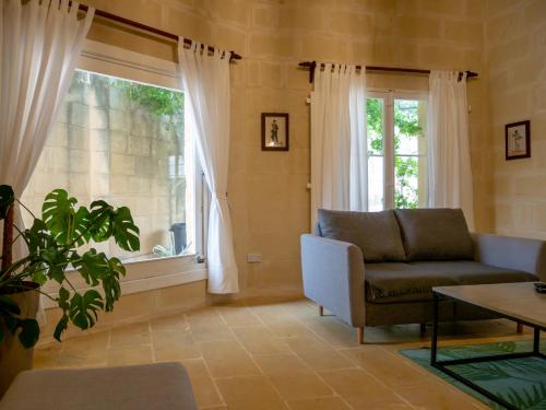 沙拉Il Gnejna的带沙发和窗户的客厅