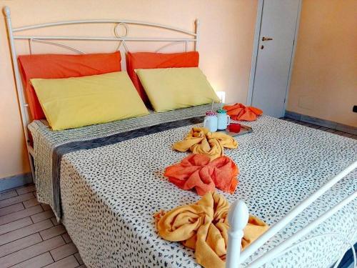 阿夸维瓦皮切纳B&B Il Giardino Mediterraneo的一间卧室配有带毛巾的床