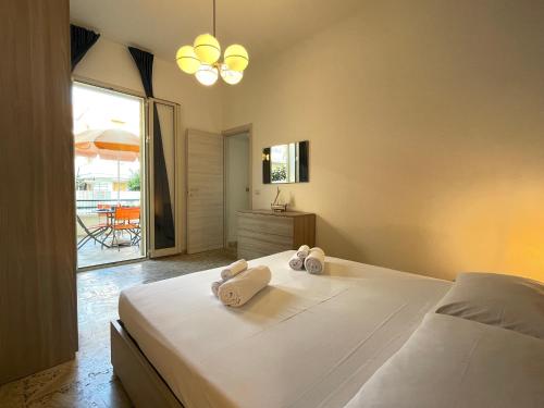 拉古萨码头Casa Palma a 100 passi dal mare的一间卧室配有带毛巾的床