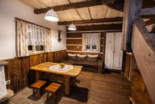 波拉齐克威尔多丽娜聚居地山林小屋的一间带木桌和椅子的用餐室