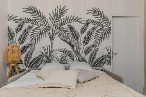 维勒蒙布勒MBA Splendide Appart - Le Raincy - Banlieue Paris的一间卧室配有一张棕榈树壁画床