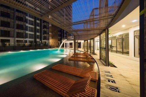 黑风洞Selayang 18 Residences (100mbps Wifi & Netflix)的一座带躺椅的游泳池