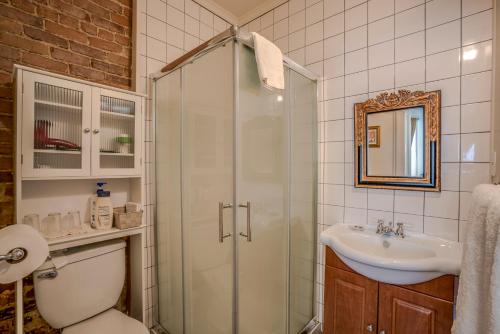 魁北克市蒙卡梅庄园住宿加早餐酒店的带淋浴、卫生间和盥洗盆的浴室