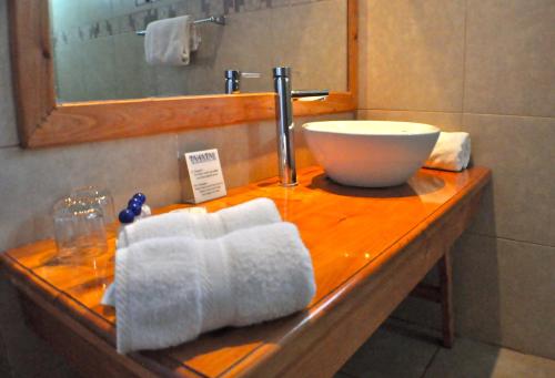 安加罗阿塔哈大酒店的一个带水槽和碗在柜台上的浴室