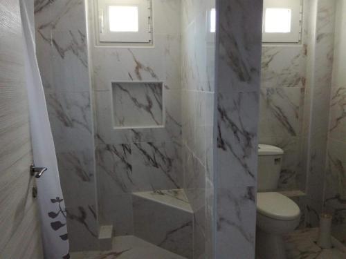 克里皮吉Villa Casagrande的一间带卫生间和玻璃淋浴间的浴室