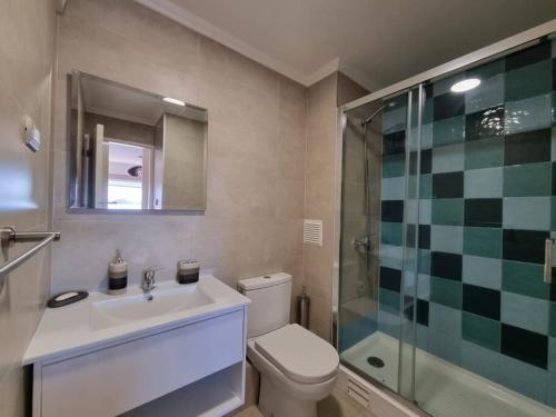 洛斯安赫莱斯Depto 2D+2B amoblado y equipado.的浴室配有卫生间、盥洗盆和淋浴。