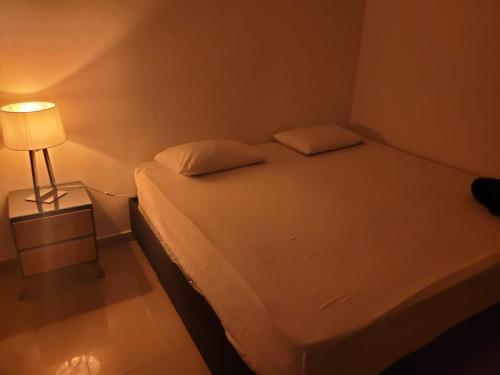 巴兰卡韦梅哈BOUTIQUE REAL的一间小卧室,配有床和灯