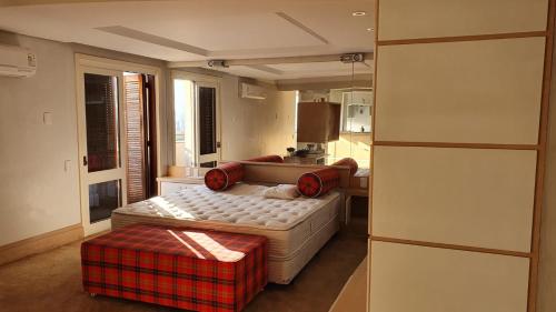 阿雷格里港Flat Independência的一间带床和厨房的客厅
