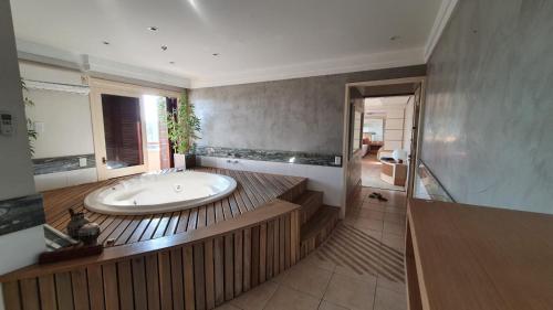 阿雷格里港Flat Independência的大型浴室设有浴缸和淋浴。