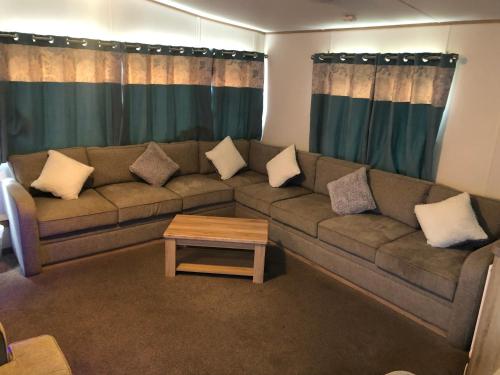 本布里奇Classy caravan with ample space的带沙发和咖啡桌的客厅