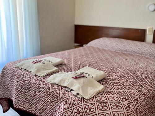 洛巴托酒店客房内的一张或多张床位