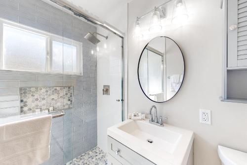 圣地亚哥The Hangout Spot的白色的浴室设有水槽和镜子