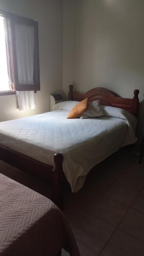 圣萨尔瓦多德朱Chalet del Rosedal的卧室内的一张大床,设有窗户