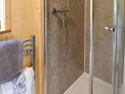 佩尼库克Pentland Pod的浴室里设有玻璃门淋浴