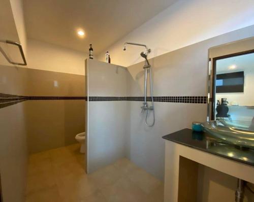 苏梅岛Chaweng Beautiful Studio.的一间带玻璃淋浴和水槽的浴室