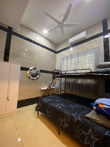 Kampung Bota KiriHomestay Bota Sunrise的客房配有双层床和吊扇。
