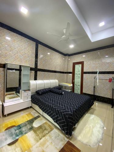 Kampung Bota KiriHomestay Bota Sunrise的一间位于客房内的带黑色床的卧室