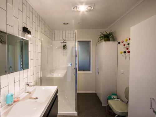 凯特里特里Mon Coeur Holiday Home的白色的浴室设有水槽和淋浴。