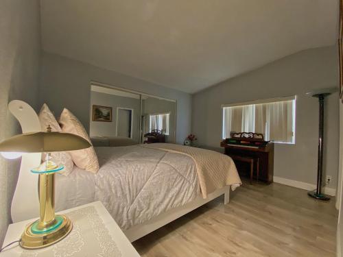 帕伦普Sun Angel House #1 Pahrump的一间卧室配有一张床和一张带台灯的桌子