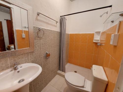 奇特雷Hospedaje Los Lirios Chitré的一间带卫生间和水槽的浴室